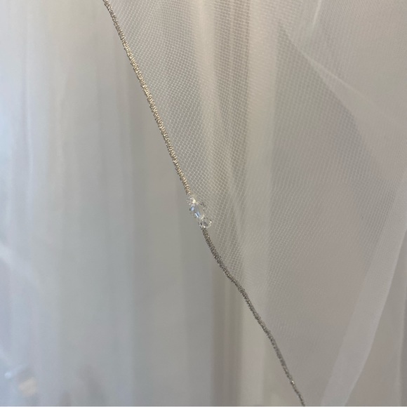 Fingertip-length Bridal veil with metal comb attachment - Picture 6 of 8